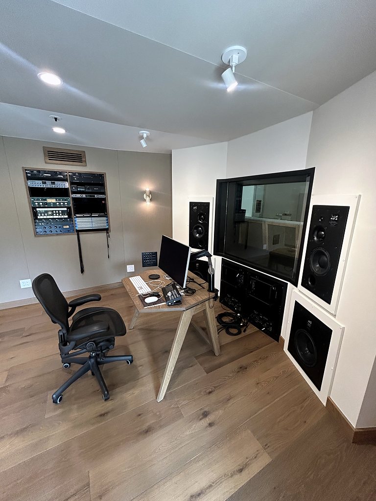 Console and soffit mains, set to the room