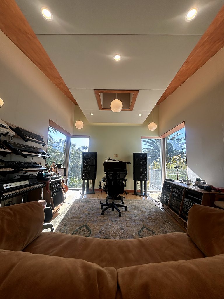 A daylit room tuned for tracking keys